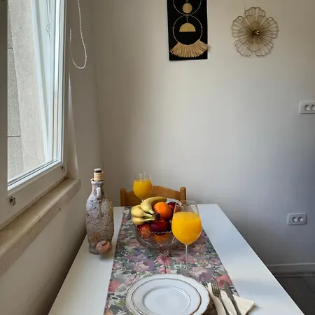 Laura Apartment *